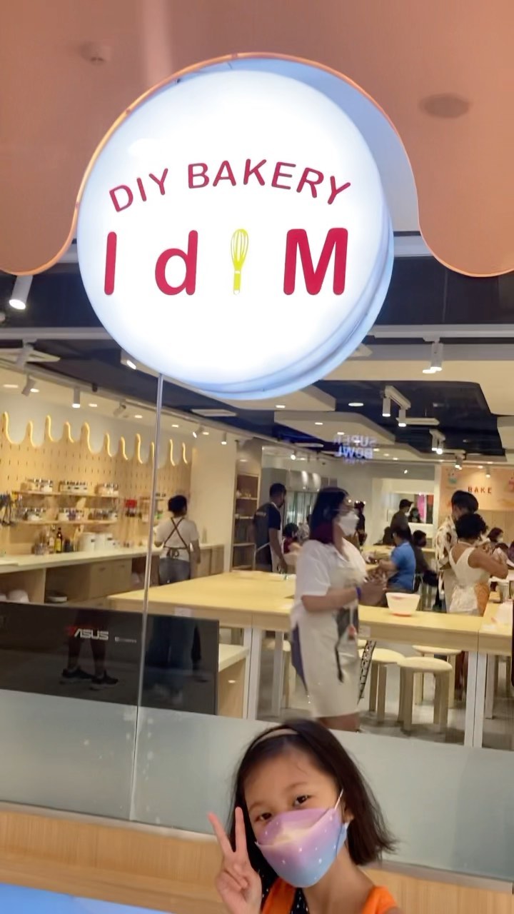IDIM again? 😄 Yep, but with Bunso this time. Made Blushing Velvet Cake. And she has plans to go back on her birth month to bake the Bear Cake her Ate had for her birthday, LOL!

Also, 2 random strangers in Megamall asked me about @idim.ph when they saw us with the box. Hope they give it a try, too. 😊

#idimph #diycake #food #foodstagram #instafood #foodreels #diycake #cake